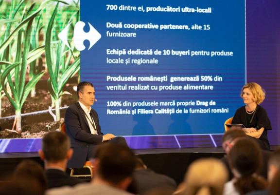 Julien Munch, CEO Carrefour România, cu moderatorii Conferinței Progresiv