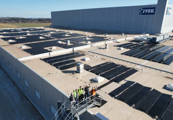 Panourile solare produc energie pentru centrele de distribuție JYSK 