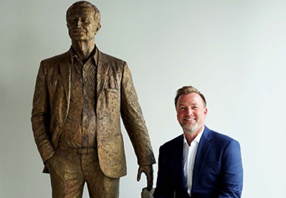 Familia îl omagiază pe Lars Larsen cu o sculptură din bronz