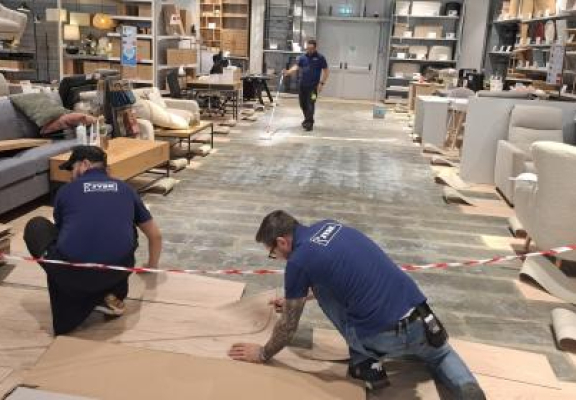 De la spații goale la magazine pregătite: în culisele deschiderilor