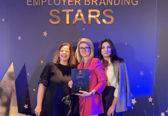 Ai deja cel mai important rol, dar ai un loc și la noi în echipă.