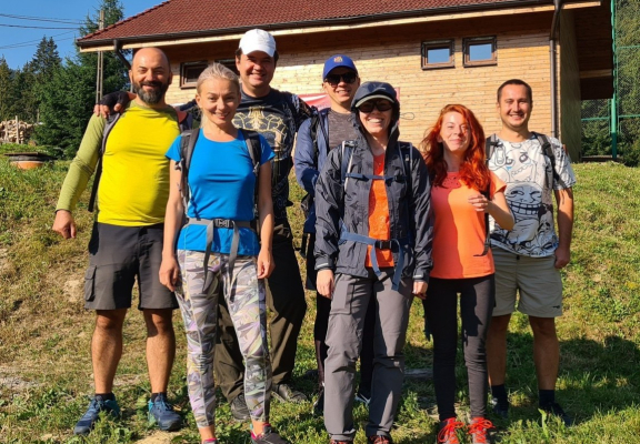 Cine a spus ca programatorii nu sunt aventurieri, nu i-a cunoscut pe colegii noștri. În acest weekend, echipa noastră de programatori și-a demonstrat abilitățile de hiking 🧗‍♂️ și spiritul de aventură pe culmile Retezatului ⛰😍 #netexromania #bpo #mondotea