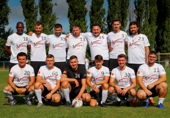 La birou sau pe terenul de fotbal: MEREU O ECHIPA!