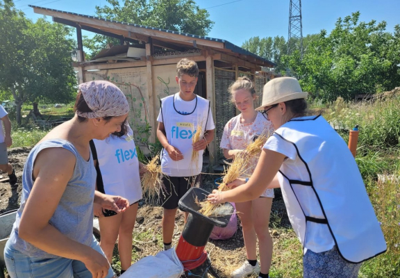 Atelier de tencuit cu pământ în grădinile comunitare din Timişoara
