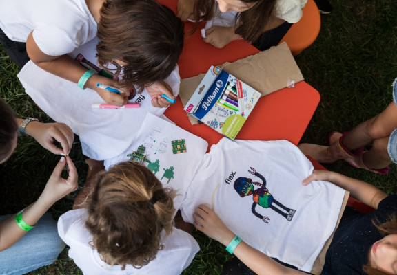 Copii colorând tricouri cu roboţi