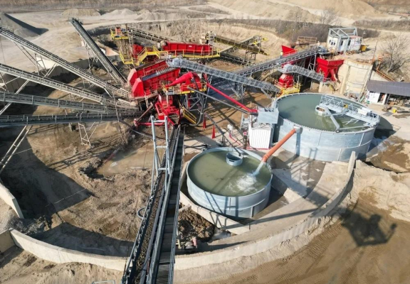 Holcim România, investiție de peste 450.000 euro în reciclarea apei la stația de agregate Stăncești, Prahova. Investițiile totale depășesc 700.000 euro