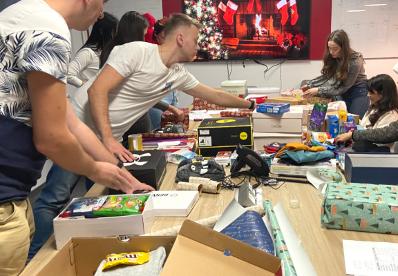 Atelierul lui Moș Crăciun - atelier de împachetat cadouri pentru copii din medii defavorizate