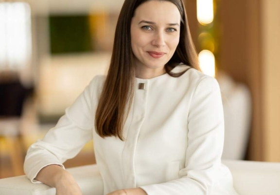 Ștefania Bătrînca (Bergenbier S.A.): „AI ne va ajuta să structurăm mai bine anumite idei, să scriem mai repede, dar tot un comunicator va înțelege contextul intern și extern, politic și economic”