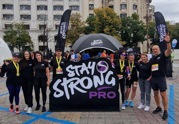 Am alergat, am zâmbit, am trăit energia Stay Strong la Bucharest Marathon 2025