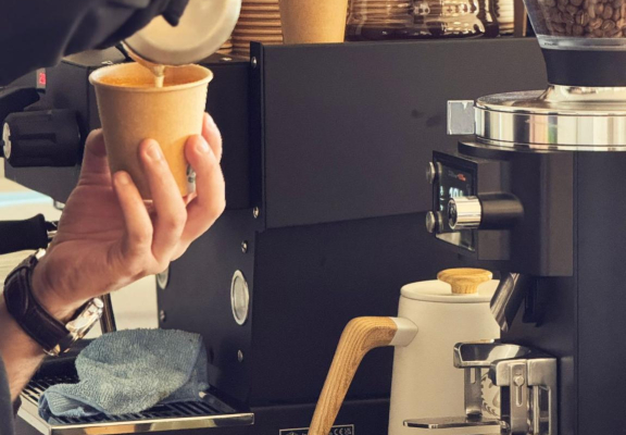 Cafea, conexiuni și un strop de primăvară în birou