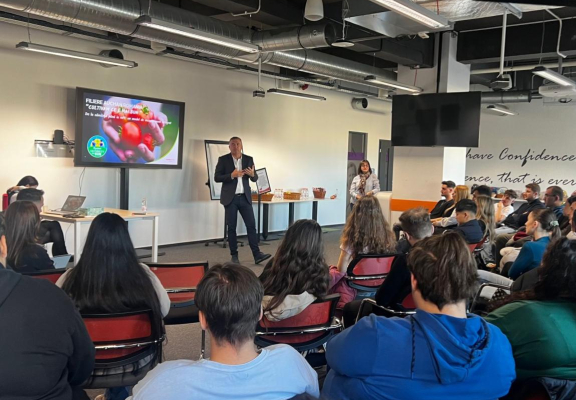 Studenții de la ASE descoperă culisele retailului la Auchan