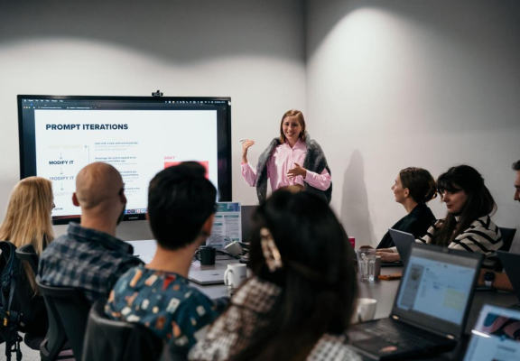 CUM AM ORGANIZAT UN HACKATHON AI PENTRU DESIGNERI