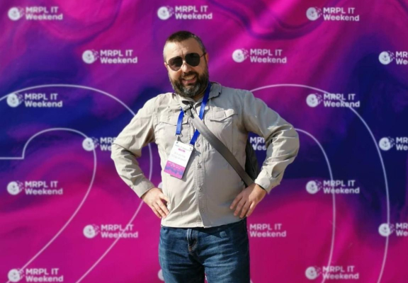 PYTHON VS JAVASCRIPT: CE LIMBAJ DE PROGRAMARE SĂ ALEGI ÎN 2025?