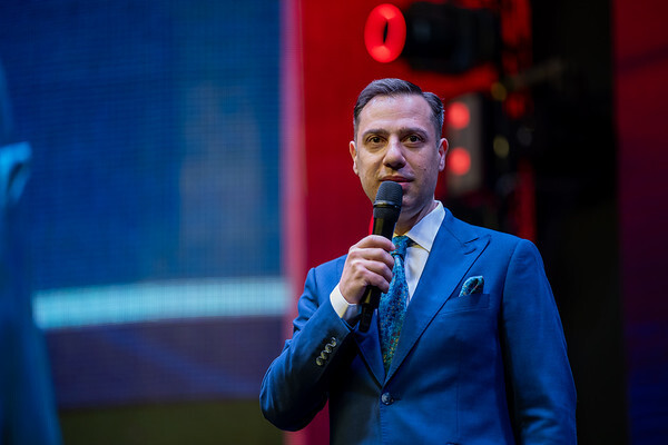 Imagine pe scena Costin Tudor CEO Undelucram.ro