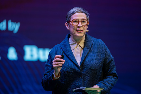 Imagine pe scena Laure POURAGEAUD Group Chief Human Resources Officer