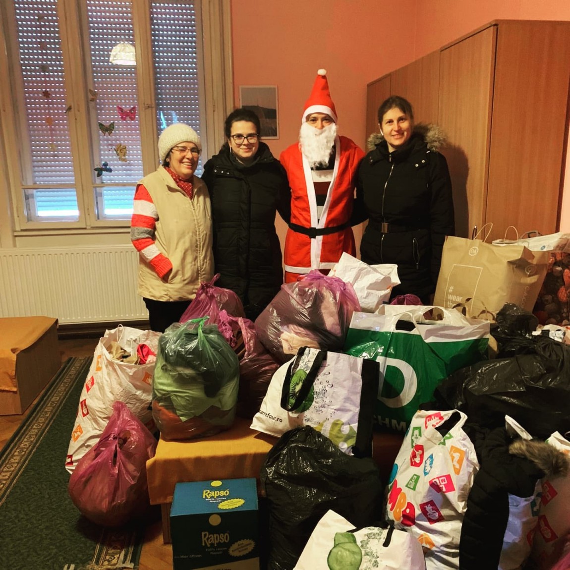 Anul acesta Mos Nicolae, Mos Craciun, Netex Romania si  Asociatia Speranta si-au unit puterile pentru a aduce bucurie in sufletele catorva familii. #asociatiasperanta #mosnicolae Netex Romania