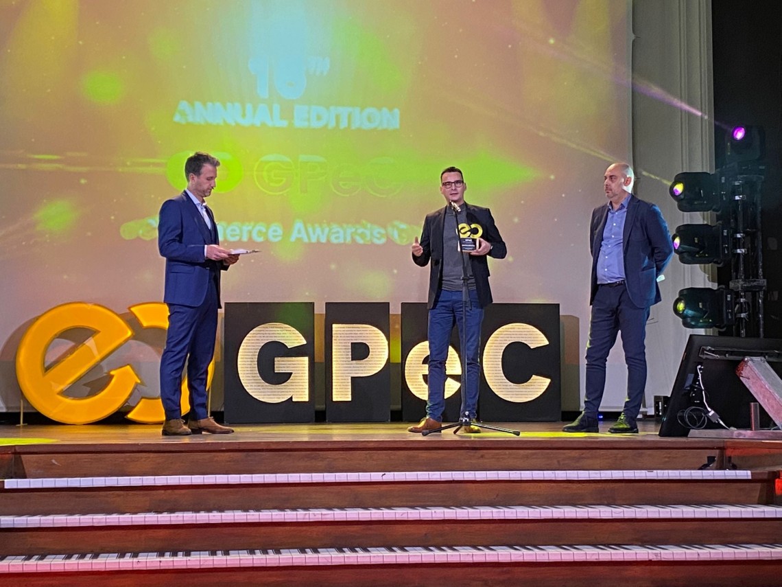Colegul nostru, Radu Creţu, la Gala premiilor E-commerce GPec, unde partenerii noştri cauciucuridirect.ro şi tirendo.ro au câştigat locul I (cel mai bun magazin online), respectiv locul III la categoria "Auto, Moto & Utilaje". Netex Romania