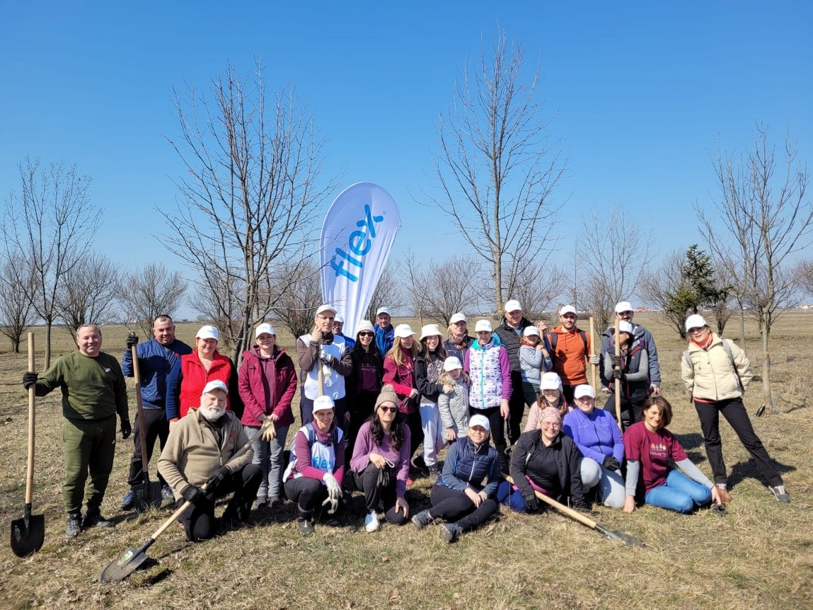 Voluntarii Flex la "Pădurea mea", o acțiune de plantare în perdeaua forestieră de protecție a Timișoarei, organizată de EcoStuff Romania și Primăria Timișoara Flex Romania