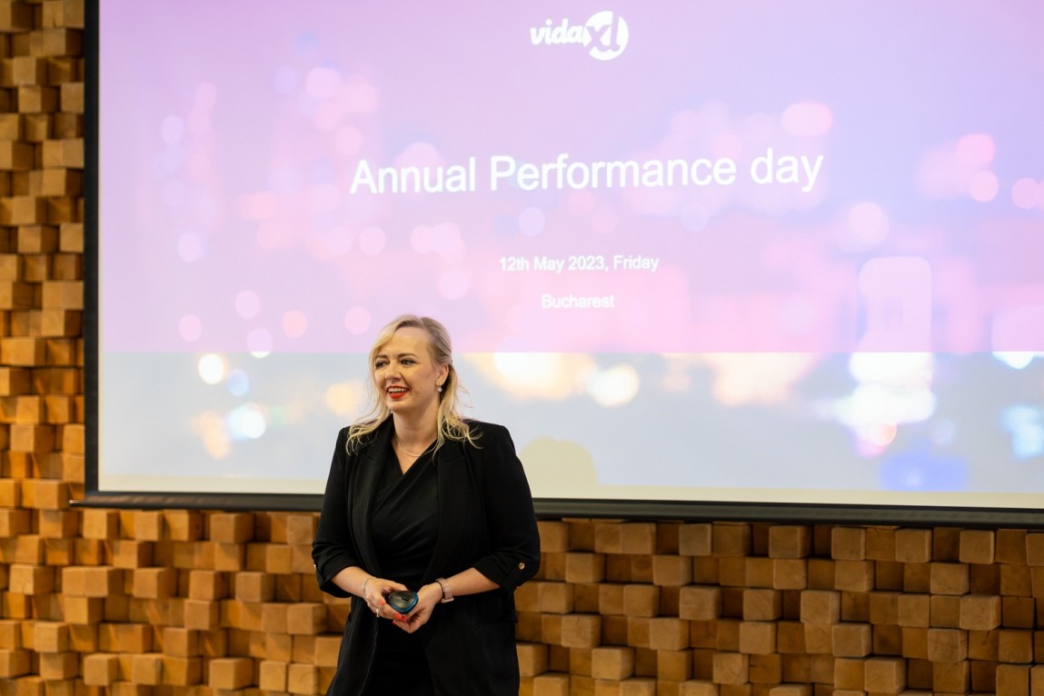 Awesome Manager on Performance Day vidaXL